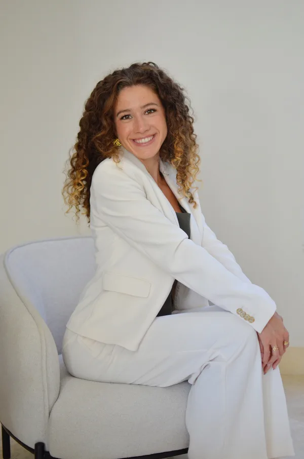Hannah Lee, MS, Registered Mental Health Counselor Intern — trauma-informed therapist in Boca Raton, Florida, seated portrait